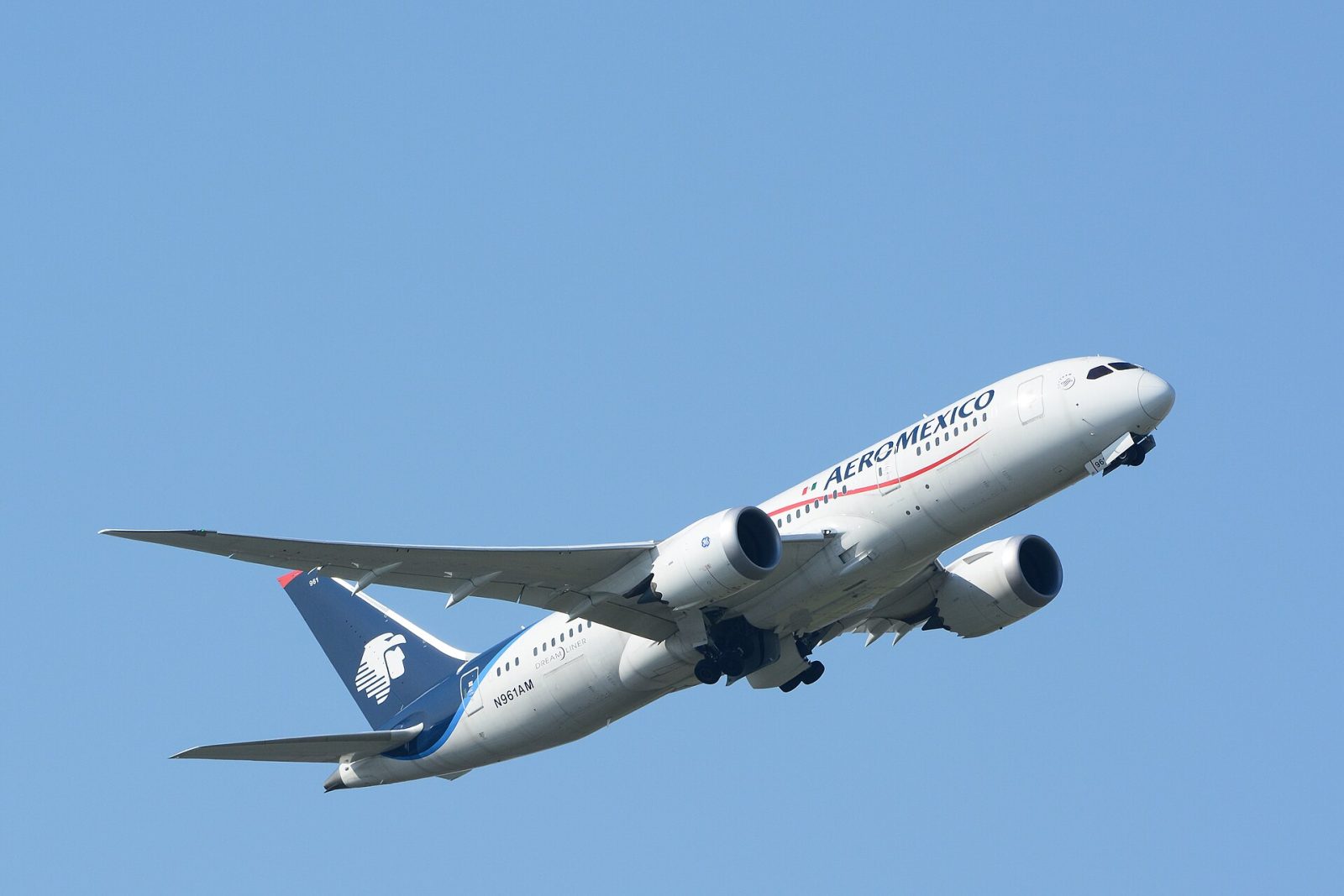 Aeromexico Boeing 787-8 Dreamliner N961AM climbing after take-off