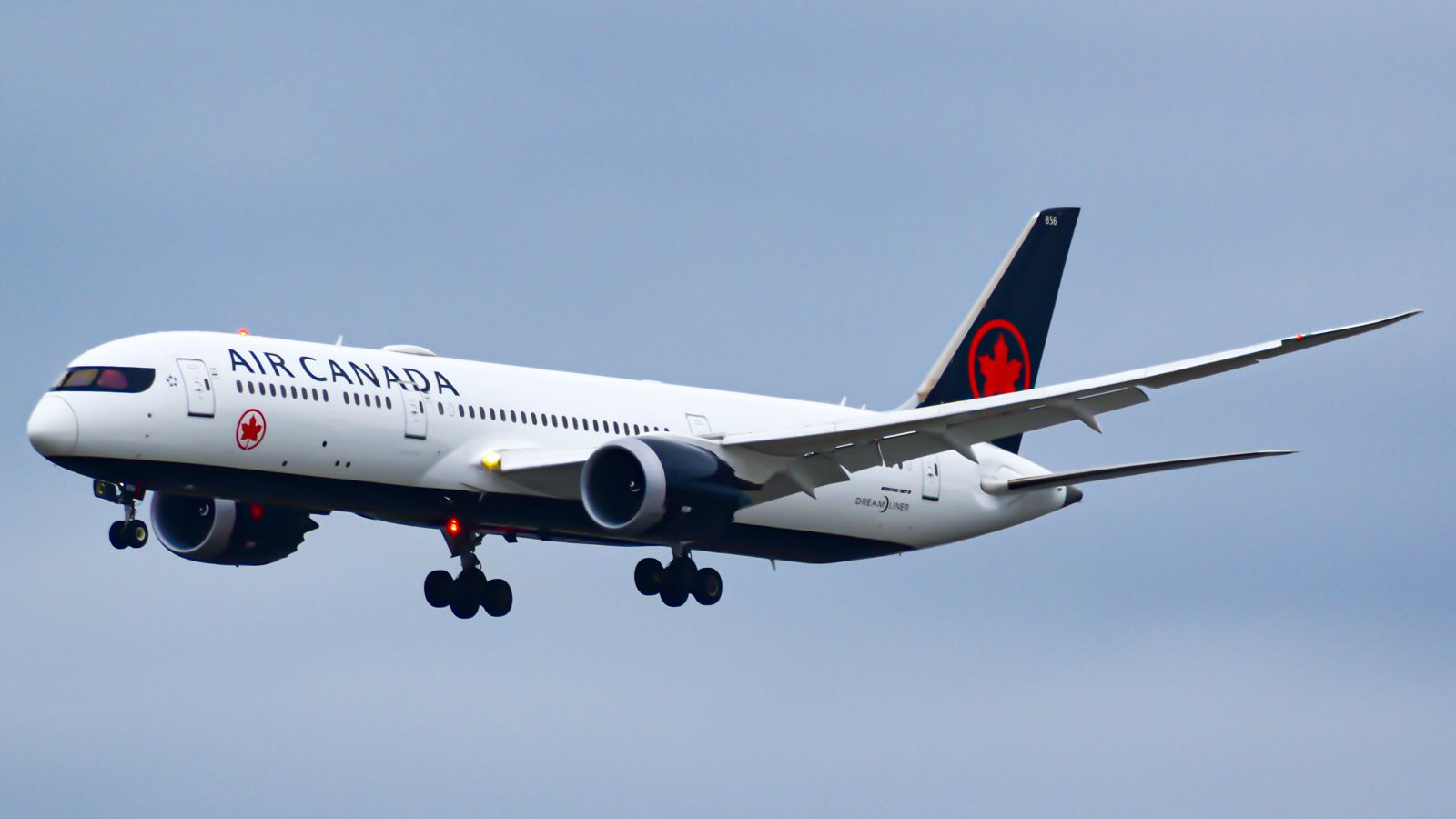 Air Canada Boeing 787-9 Dreamliner C-FVLZ landing at Toronto Pearson