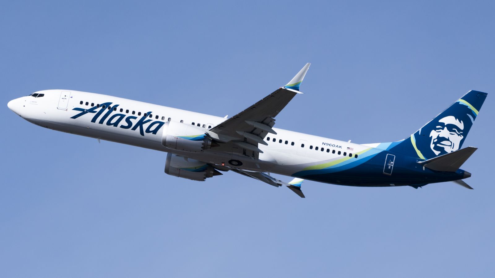 Alaska Airlines Boeing 737 MAX 9 N960AK flying over Seattle-Tacoma International Airport