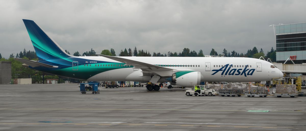 Alaska Airlines Boeing 787-9 N781HA in the new aurora-inspired global livery at Seattle-Tacoma