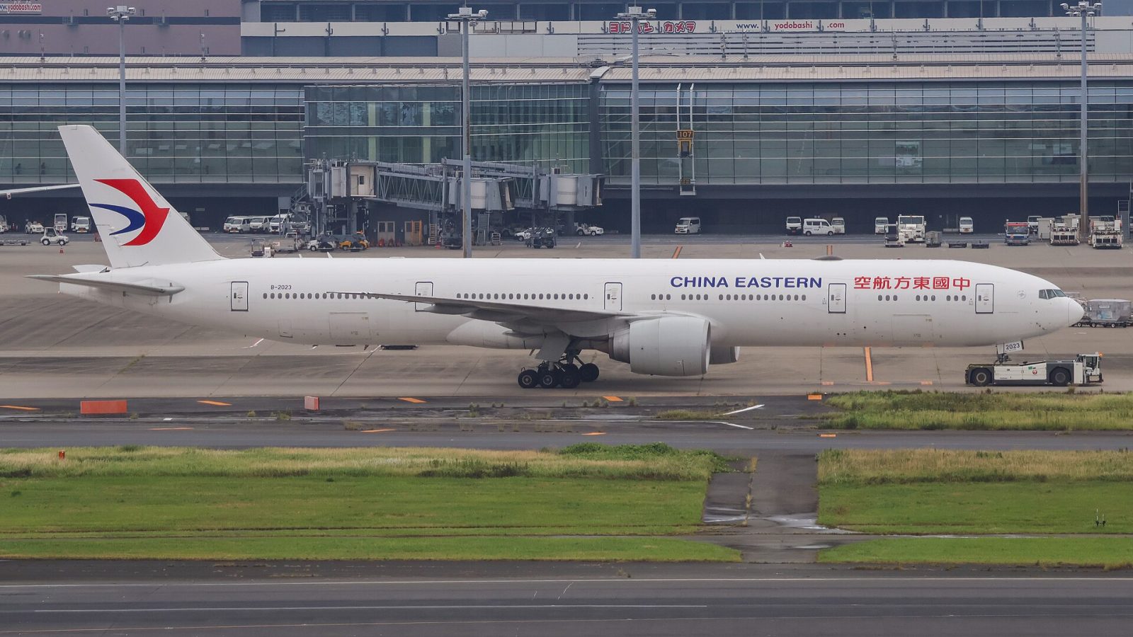 China Eastern Airlines Boeing 777-300ER B-2023 taxiing at Tokyo Haneda