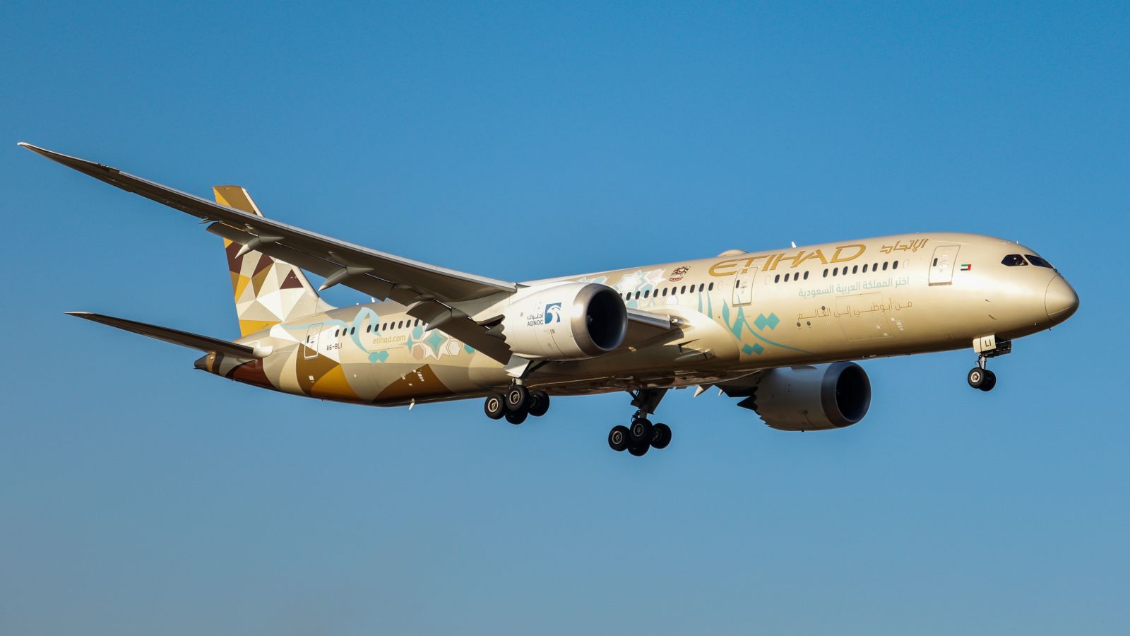 Etihad Airways Boeing 787-9 Dreamliner A6-BLI on approach